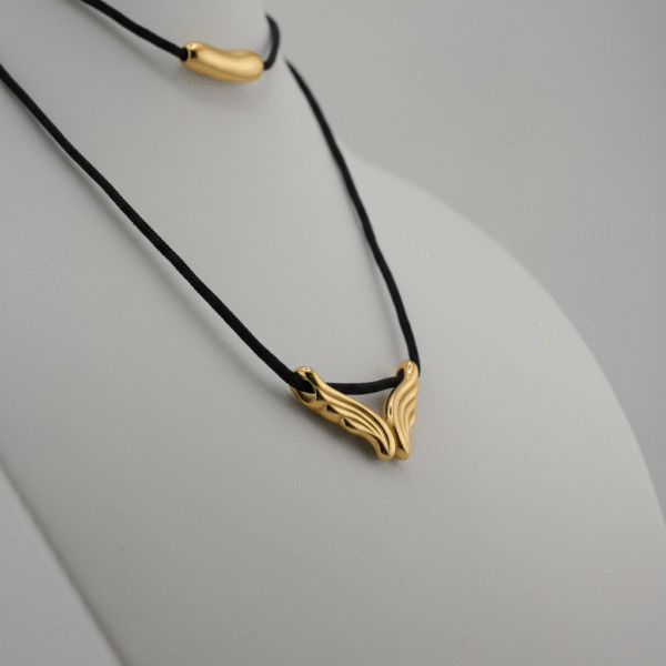 Coshe.gr -%wc_product_cat% Κολιέ choker με φτερά σε ασημένια απόχρωση και μαύρο κορδόνι από τη συλλογή Coshe